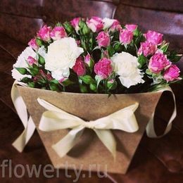 Гвоздики и кустовые розы